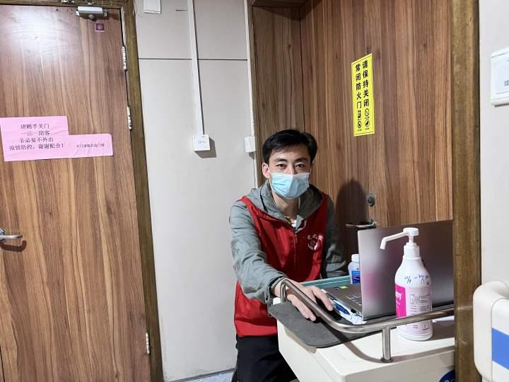 “医护们实在太辛苦了!”被感动的患者家属,投身医院志愿服务休闲区蓝鸢梦想 - Www.slyday.coM “医护们实在太辛苦了!”被感动的患者家属,投身医院志愿服务休闲区蓝鸢梦想 - Www.slyday.coM