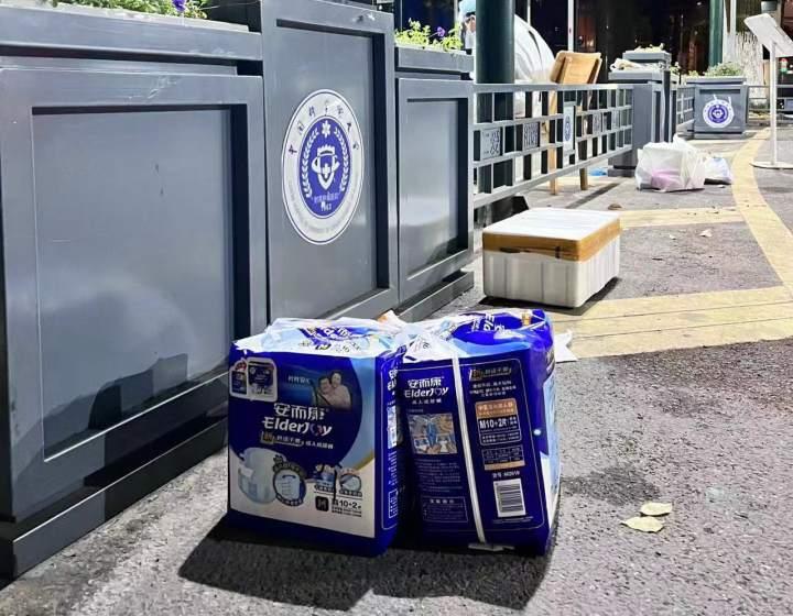 “医护们实在太辛苦了!”被感动的患者家属,投身医院志愿服务休闲区蓝鸢梦想 - Www.slyday.coM “医护们实在太辛苦了!”被感动的患者家属,投身医院志愿服务休闲区蓝鸢梦想 - Www.slyday.coM