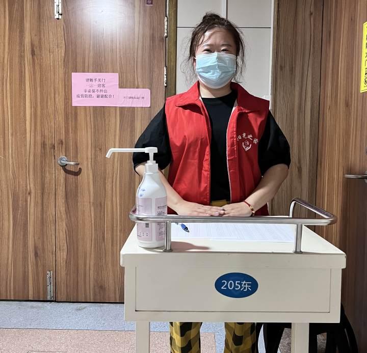 “医护们实在太辛苦了!”被感动的患者家属,投身医院志愿服务休闲区蓝鸢梦想 - Www.slyday.coM “医护们实在太辛苦了!”被感动的患者家属,投身医院志愿服务休闲区蓝鸢梦想 - Www.slyday.coM