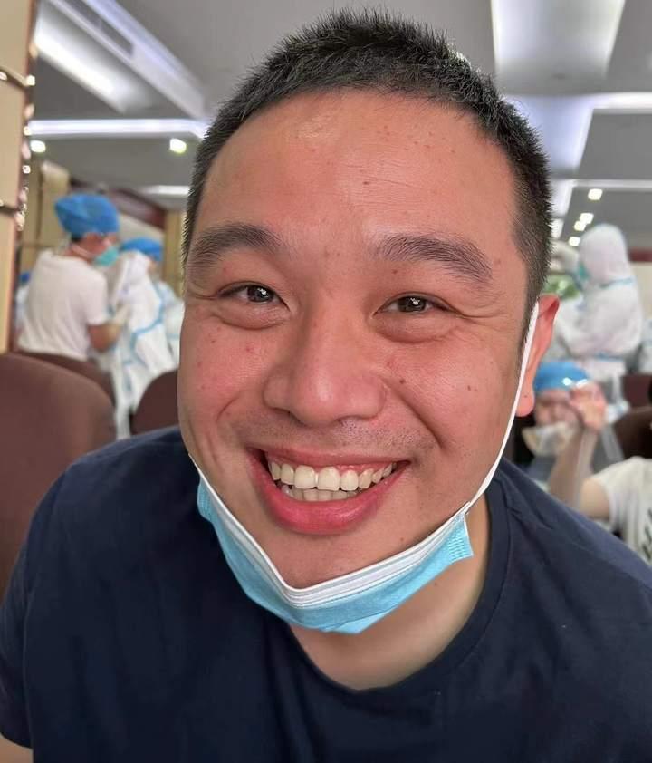 “医护们实在太辛苦了!”被感动的患者家属,投身医院志愿服务休闲区蓝鸢梦想 - Www.slyday.coM “医护们实在太辛苦了!”被感动的患者家属,投身医院志愿服务休闲区蓝鸢梦想 - Www.slyday.coM