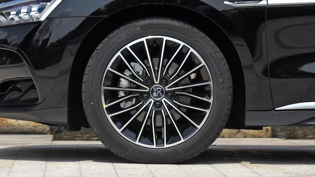 20万出头中大型车!主动安全+15.6英寸