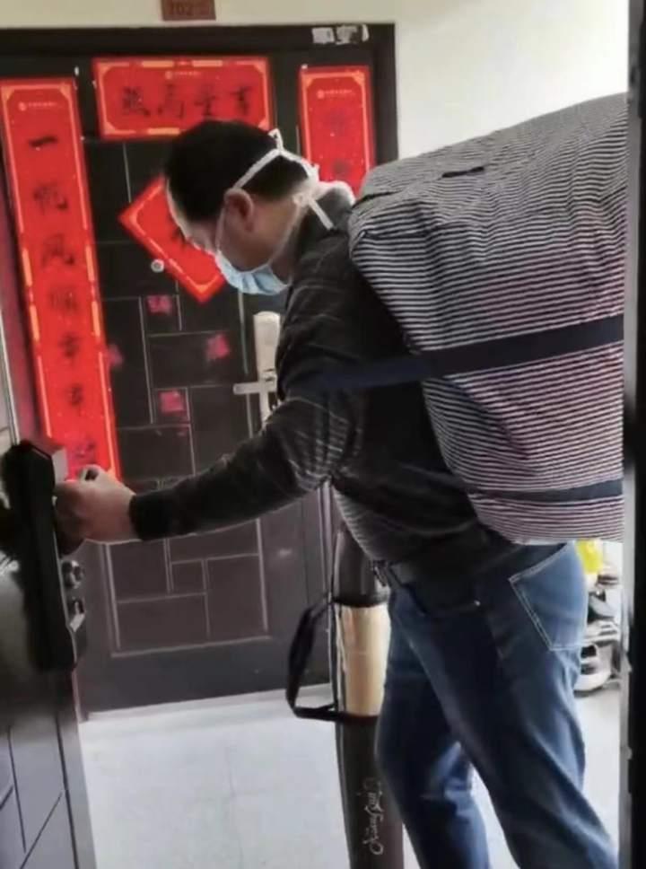 “医护们实在太辛苦了!”被感动的患者家属,投身医院志愿服务休闲区蓝鸢梦想 - Www.slyday.coM “医护们实在太辛苦了!”被感动的患者家属,投身医院志愿服务休闲区蓝鸢梦想 - Www.slyday.coM