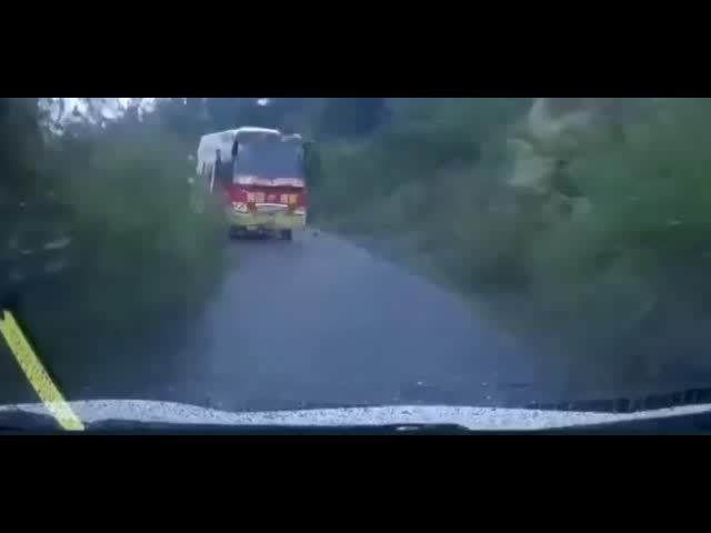 不仅被吓了一跳，还被迫看了一条广告