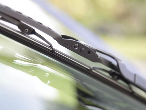 挡风玻璃越刮越模糊，危险指数上升80%！