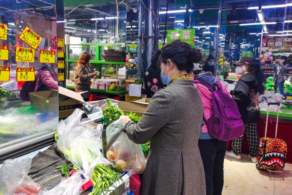  4月28日，在长春市一处连锁超市内，市民选购蔬菜。新华社发