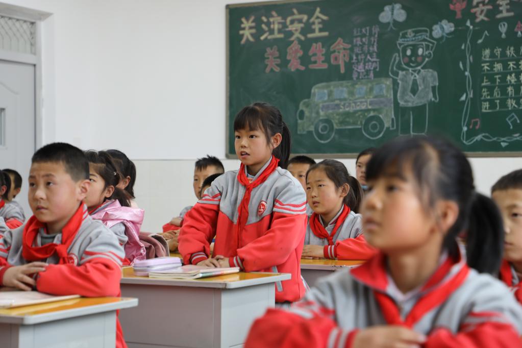  4月15日，孩子们在列宁学校新址教室内上课。新华社记者梁军摄