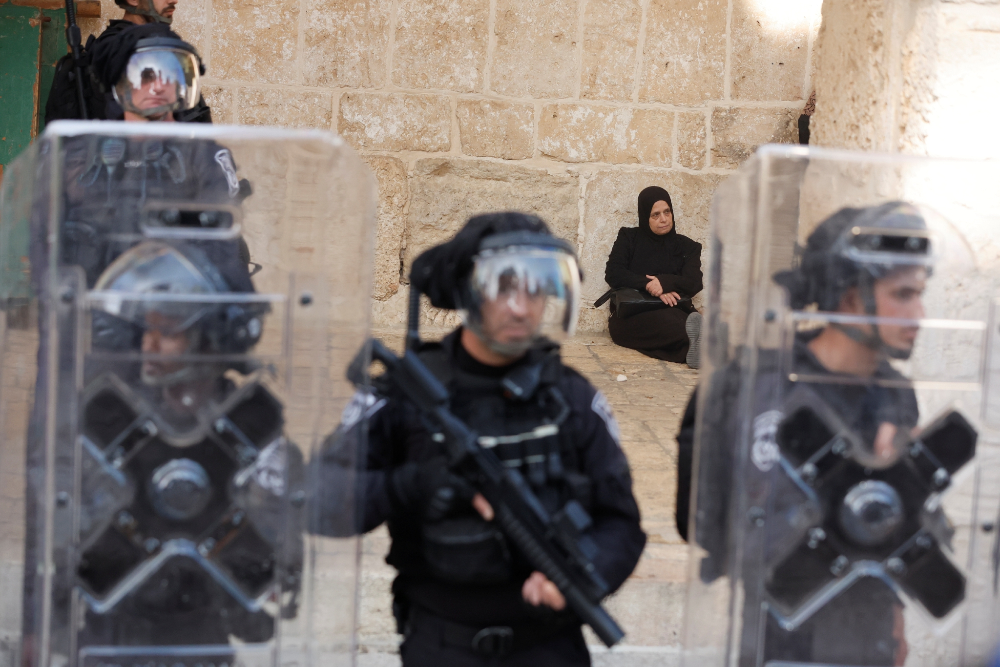 当地时间2022年4月22日，巴勒斯坦民众与以色列军警再度在阿克萨清真寺附近发生冲突。图/IC photo