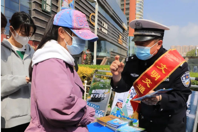 中国梦•劳动美——向新时代奋斗者致敬玉泉区开展“五一劳动节”新时代文明实践志愿服务活动休闲区蓝鸢梦想 - Www.slyday.coM 中国梦•劳动美——向新时代奋斗者致敬玉泉区开展“五一劳动节”新时代文明实践志愿服务活动休闲区蓝鸢梦想 - Www.slyday.coM