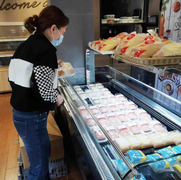 朱泾镇85℃面包店内，顾客挑选商品。 本文图片均为金山区供图