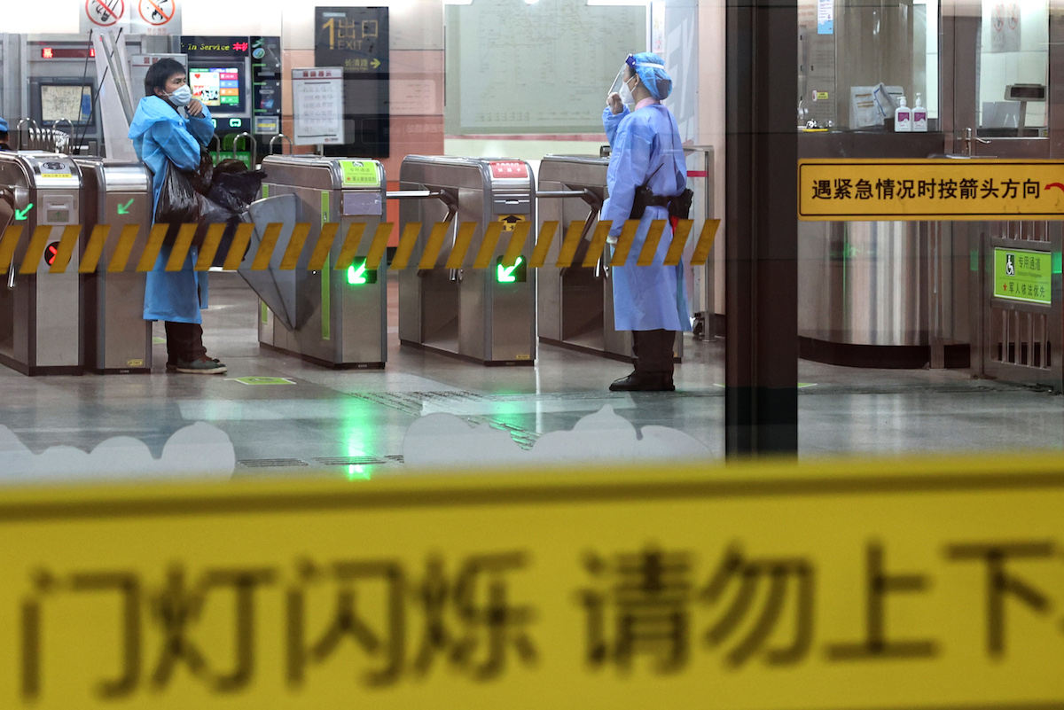 4月26日，上海地铁6号线一车站的工作人员（右）对一位乘客提供帮助。