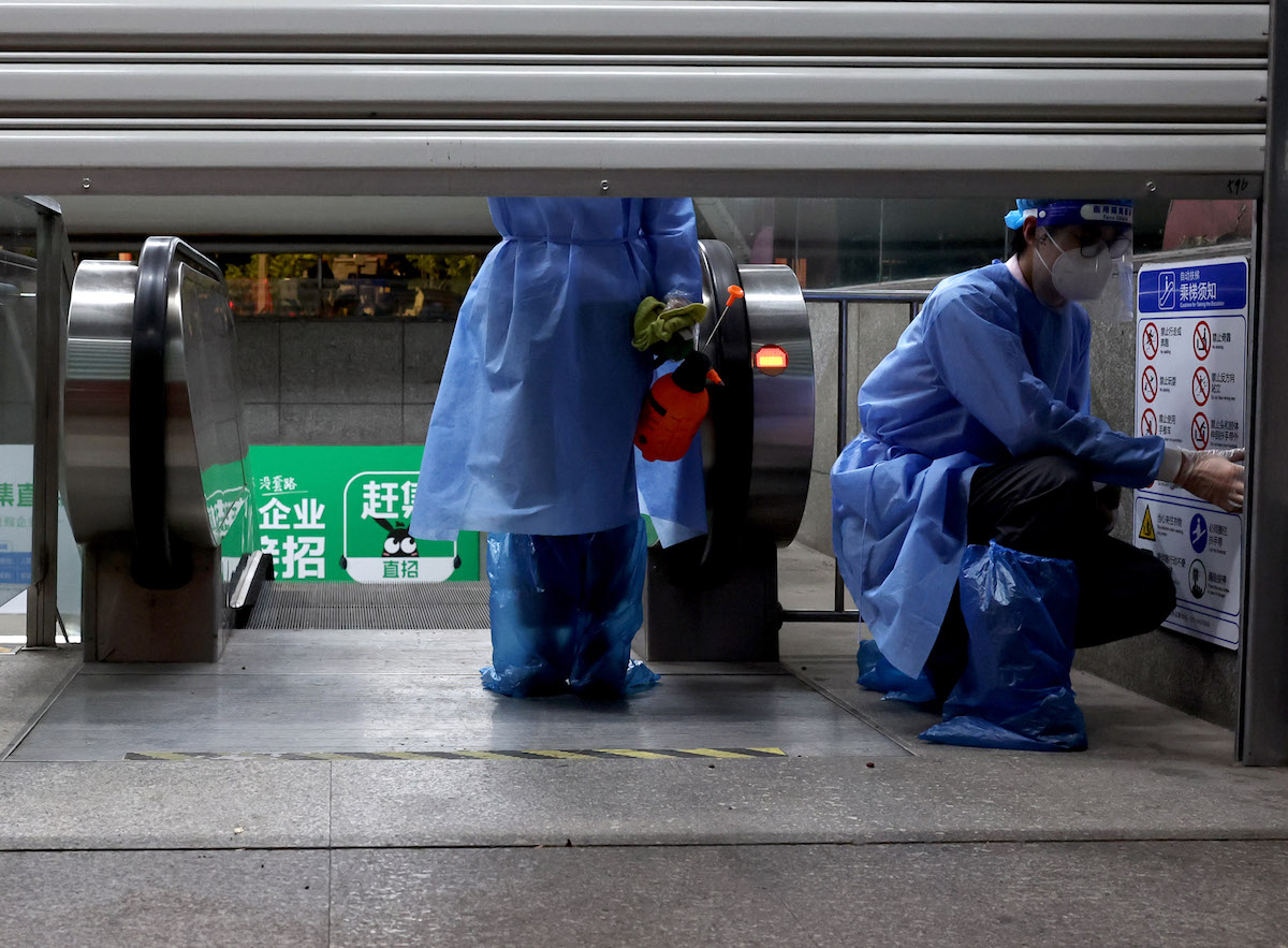4月26日，末班车过后，上海地铁6号线高科西路站工作人员关闭闸门。