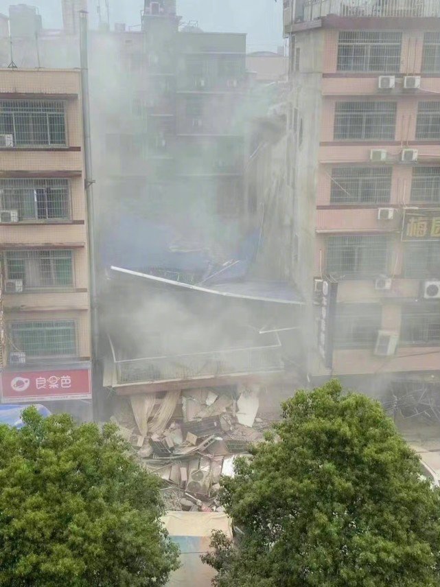 4月29日,湖南长沙望城区雷锋大道,一建筑物体垮塌事故现场升腾起烟雾。