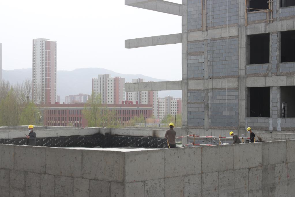  工人在地处西宁市城北区的中建三局青海卫生职业技术学院新校区项目建设现场施工。（新华社记者解统强 摄）