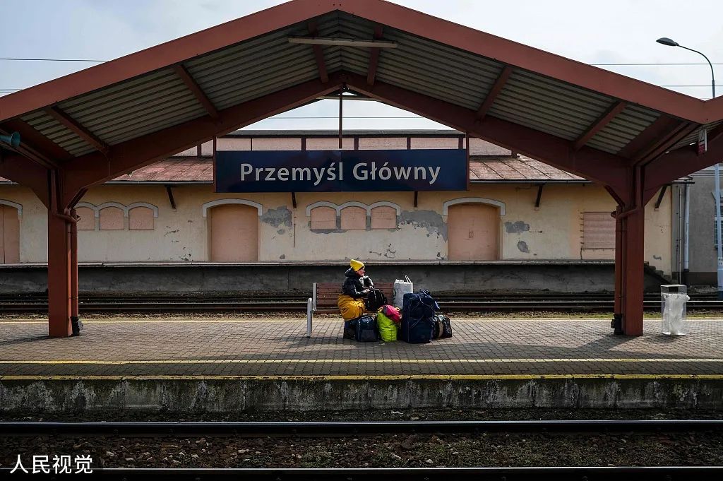 ▲当地时间2022年3月31日，波兰Przemysl，乌克兰-波兰边境的火车站中的乌克兰的难民。图源：人民视觉
