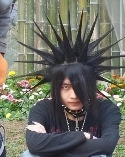 杀马特的前世今生,看似夸张的外表,却隐藏着底层人的伤疤休闲区蓝鸢梦想 - Www.slyday.coM 杀马特的前世今生,看似夸张的外表,却隐藏着底层人的伤疤休闲区蓝鸢梦想 - Www.slyday.coM