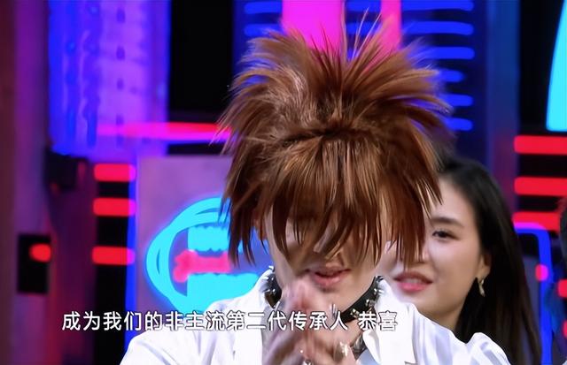 杀马特的前世今生,看似夸张的外表,却隐藏着底层人的伤疤休闲区蓝鸢梦想 - Www.slyday.coM 杀马特的前世今生,看似夸张的外表,却隐藏着底层人的伤疤休闲区蓝鸢梦想 - Www.slyday.coM