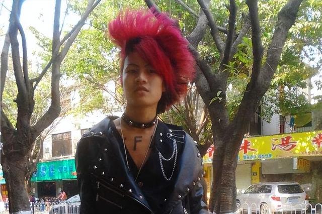 杀马特的前世今生,看似夸张的外表,却隐藏着底层人的伤疤休闲区蓝鸢梦想 - Www.slyday.coM 杀马特的前世今生,看似夸张的外表,却隐藏着底层人的伤疤休闲区蓝鸢梦想 - Www.slyday.coM