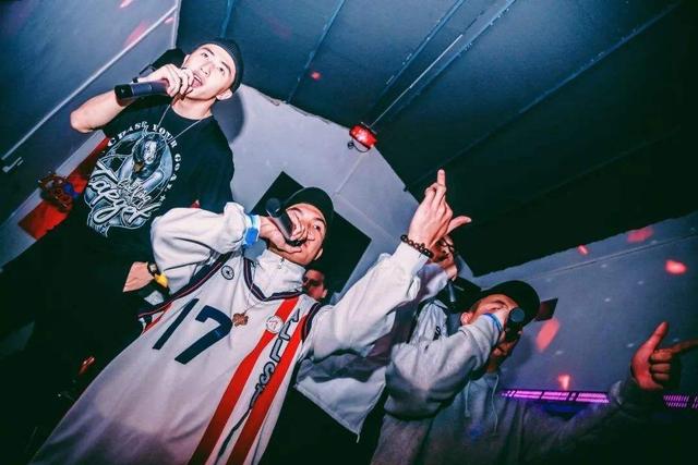 杀马特的前世今生,看似夸张的外表,却隐藏着底层人的伤疤休闲区蓝鸢梦想 - Www.slyday.coM 杀马特的前世今生,看似夸张的外表,却隐藏着底层人的伤疤休闲区蓝鸢梦想 - Www.slyday.coM