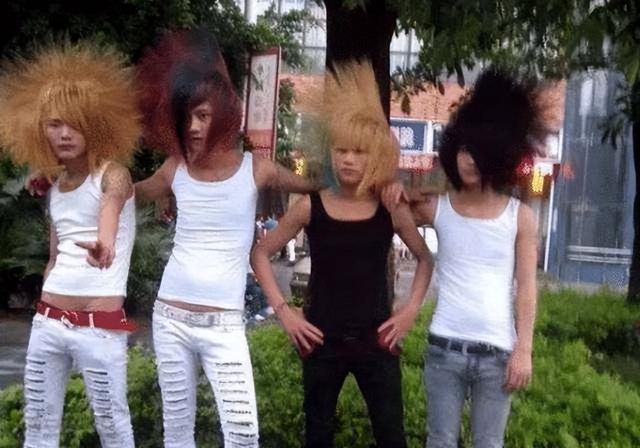 杀马特的前世今生,看似夸张的外表,却隐藏着底层人的伤疤休闲区蓝鸢梦想 - Www.slyday.coM 杀马特的前世今生,看似夸张的外表,却隐藏着底层人的伤疤休闲区蓝鸢梦想 - Www.slyday.coM