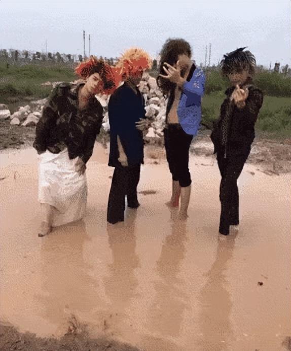 杀马特的前世今生,看似夸张的外表,却隐藏着底层人的伤疤休闲区蓝鸢梦想 - Www.slyday.coM 杀马特的前世今生,看似夸张的外表,却隐藏着底层人的伤疤休闲区蓝鸢梦想 - Www.slyday.coM