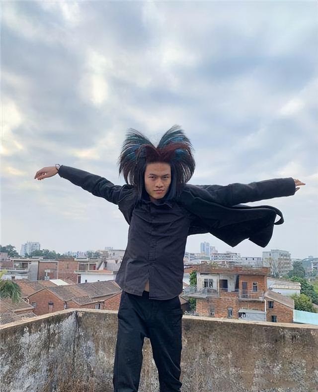 杀马特的前世今生,看似夸张的外表,却隐藏着底层人的伤疤休闲区蓝鸢梦想 - Www.slyday.coM 杀马特的前世今生,看似夸张的外表,却隐藏着底层人的伤疤休闲区蓝鸢梦想 - Www.slyday.coM