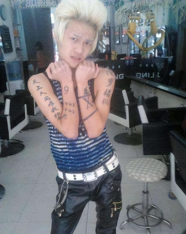 杀马特的前世今生,看似夸张的外表,却隐藏着底层人的伤疤休闲区蓝鸢梦想 - Www.slyday.coM 杀马特的前世今生,看似夸张的外表,却隐藏着底层人的伤疤休闲区蓝鸢梦想 - Www.slyday.coM