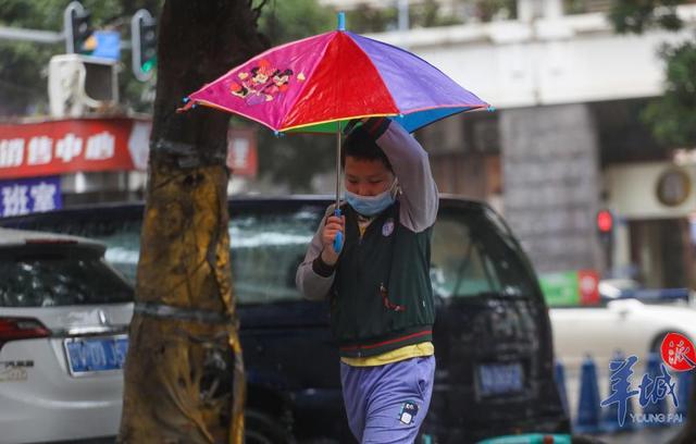 「图集」短袖与外套齐飞,广州街头上演“乱穿衣”休闲区蓝鸢梦想 - Www.slyday.coM 「图集」短袖与外套齐飞,广州街头上演“乱穿衣”休闲区蓝鸢梦想 - Www.slyday.coM