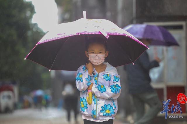 「图集」短袖与外套齐飞,广州街头上演“乱穿衣”休闲区蓝鸢梦想 - Www.slyday.coM 「图集」短袖与外套齐飞,广州街头上演“乱穿衣”休闲区蓝鸢梦想 - Www.slyday.coM