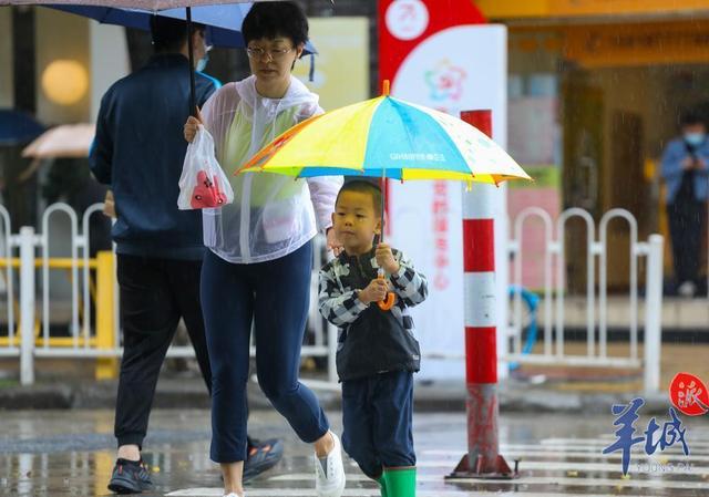 「图集」短袖与外套齐飞,广州街头上演“乱穿衣”休闲区蓝鸢梦想 - Www.slyday.coM 「图集」短袖与外套齐飞,广州街头上演“乱穿衣”休闲区蓝鸢梦想 - Www.slyday.coM