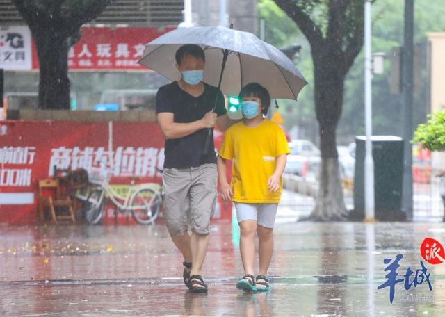 「图集」短袖与外套齐飞,广州街头上演“乱穿衣”休闲区蓝鸢梦想 - Www.slyday.coM 「图集」短袖与外套齐飞,广州街头上演“乱穿衣”休闲区蓝鸢梦想 - Www.slyday.coM