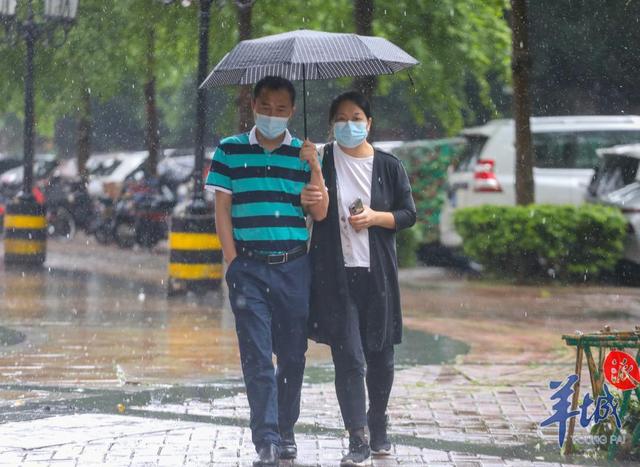 「图集」短袖与外套齐飞,广州街头上演“乱穿衣”休闲区蓝鸢梦想 - Www.slyday.coM 「图集」短袖与外套齐飞,广州街头上演“乱穿衣”休闲区蓝鸢梦想 - Www.slyday.coM
