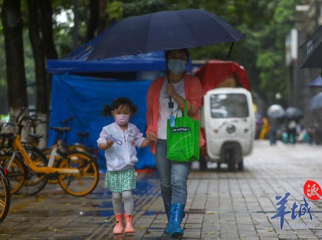 「图集」短袖与外套齐飞,广州街头上演“乱穿衣”休闲区蓝鸢梦想 - Www.slyday.coM 「图集」短袖与外套齐飞,广州街头上演“乱穿衣”休闲区蓝鸢梦想 - Www.slyday.coM