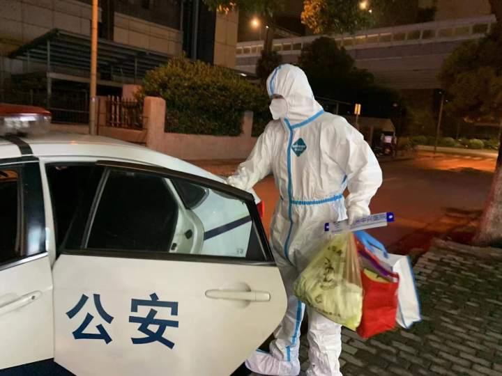 夜晚,杭州这家医院接到任务,支援高速口核酸采样,一小时后队伍集结完毕休闲区蓝鸢梦想 - Www.slyday.coM 夜晚,杭州这家医院接到任务,支援高速口核酸采样,一小时后队伍集结完毕休闲区蓝鸢梦想 - Www.slyday.coM