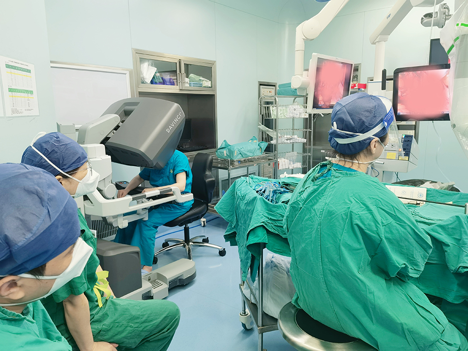 王育团队为岳女士开展妇科肿瘤手术。 本文图片均为 上海市第一妇婴保健院 供图