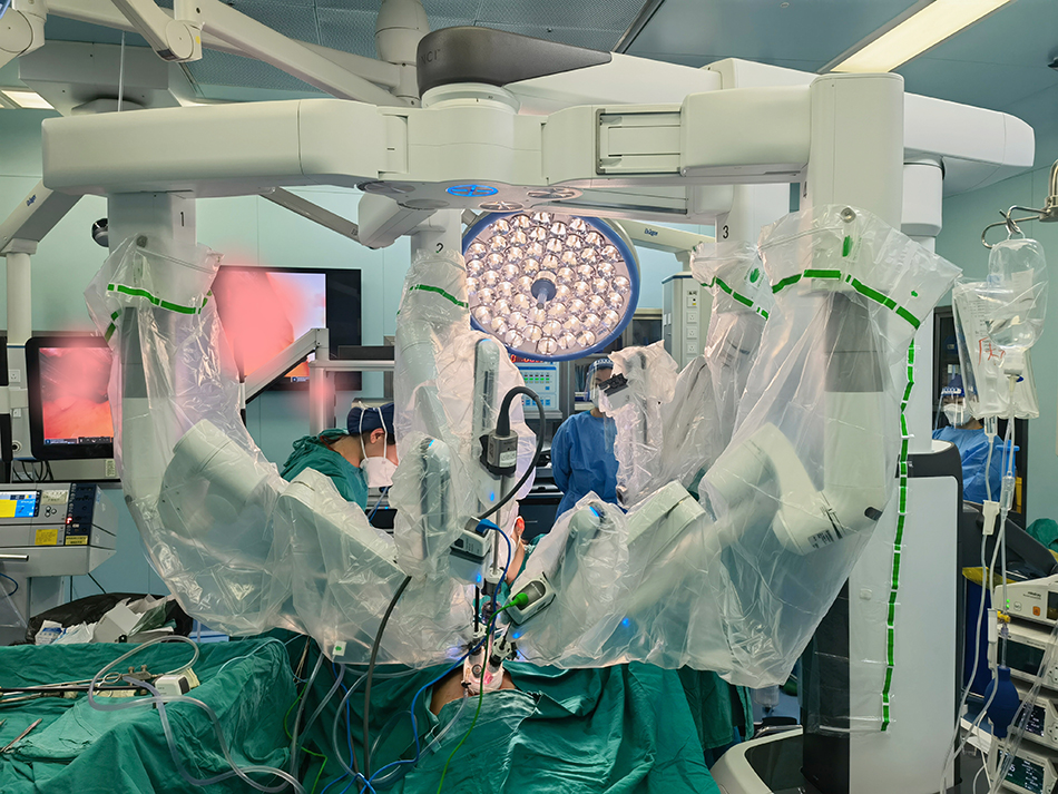 手术通过达芬奇机器人，实施了单孔子宫内膜癌根治术。