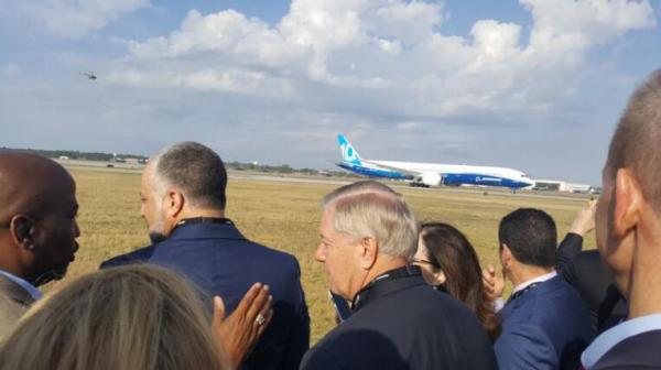 格雷厄姆于2017年出席787-10的首飞仪式（图片来源：推特）