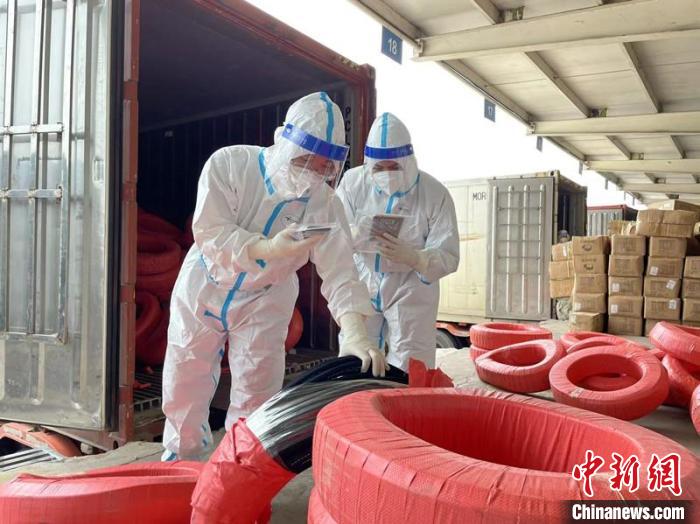 海關關員在友誼關查驗平臺查驗出口的塑料管 南寧海關供圖