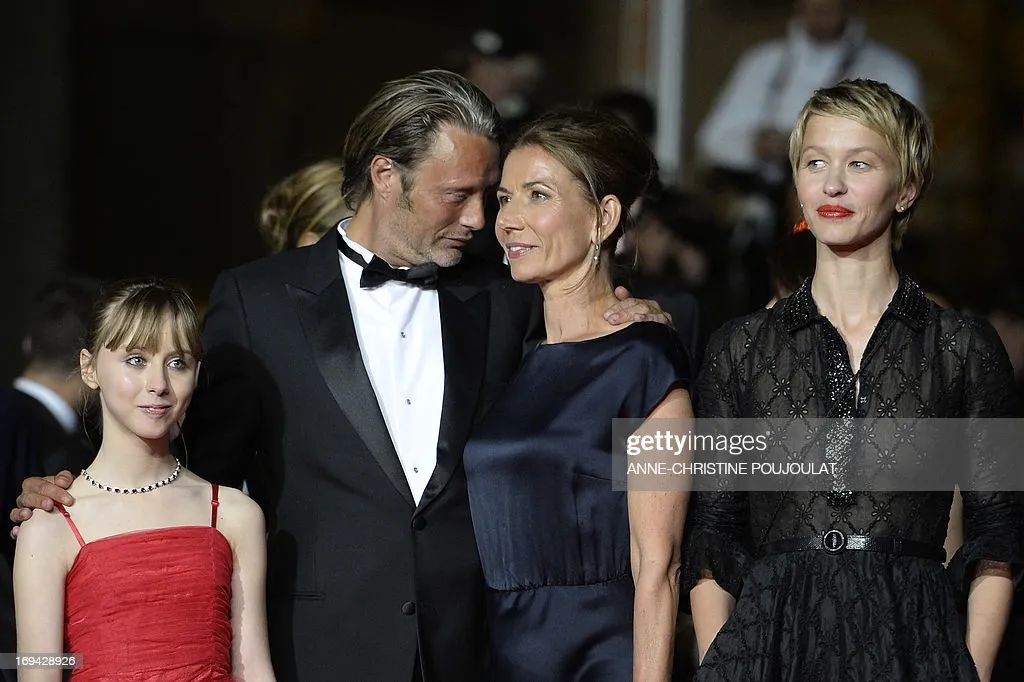 天降性感大叔救下德普的场,裘花红毯气场也输给他,太邪魅了…休闲区蓝鸢梦想 - Www.slyday.coM 天降性感大叔救下德普的场,裘花红毯气场也输给他,太邪魅了…休闲区蓝鸢梦想 - Www.slyday.coM