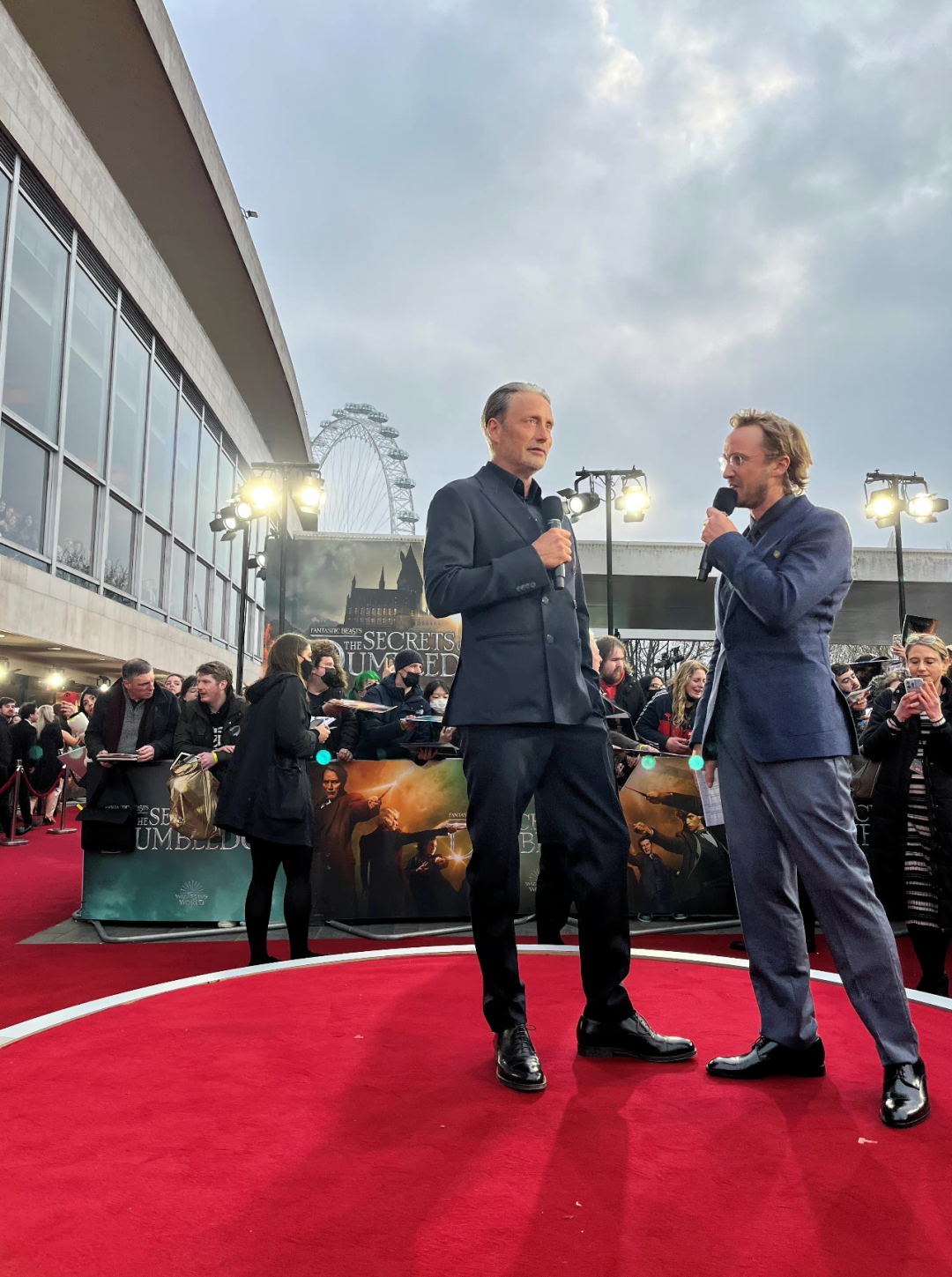 天降性感大叔救下德普的场,裘花红毯气场也输给他,太邪魅了…休闲区蓝鸢梦想 - Www.slyday.coM 天降性感大叔救下德普的场,裘花红毯气场也输给他,太邪魅了…休闲区蓝鸢梦想 - Www.slyday.coM