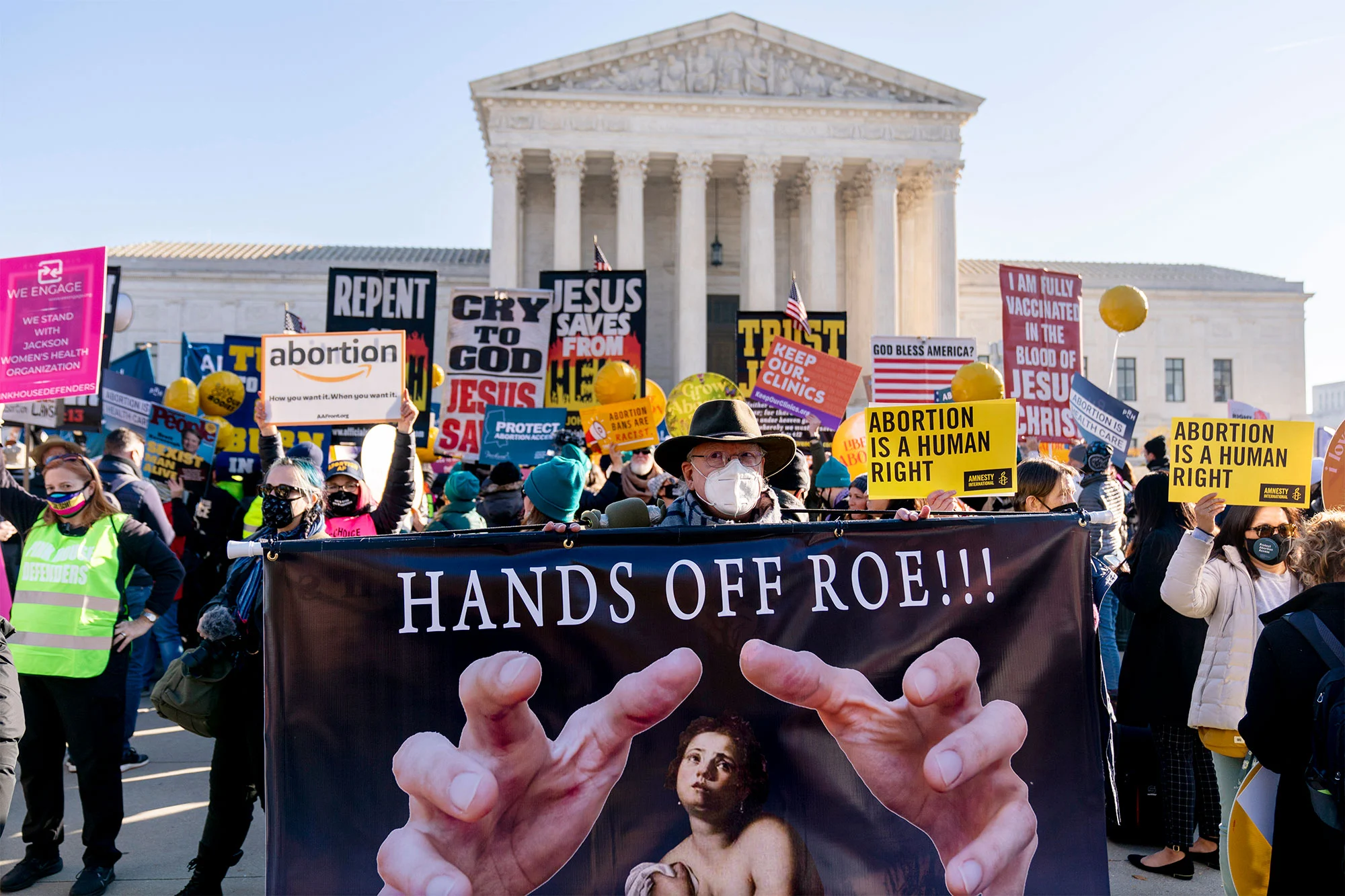 2021年12月1日，美国联邦最高法院门口聚集的支持堕胎权示威者 图源：美联社