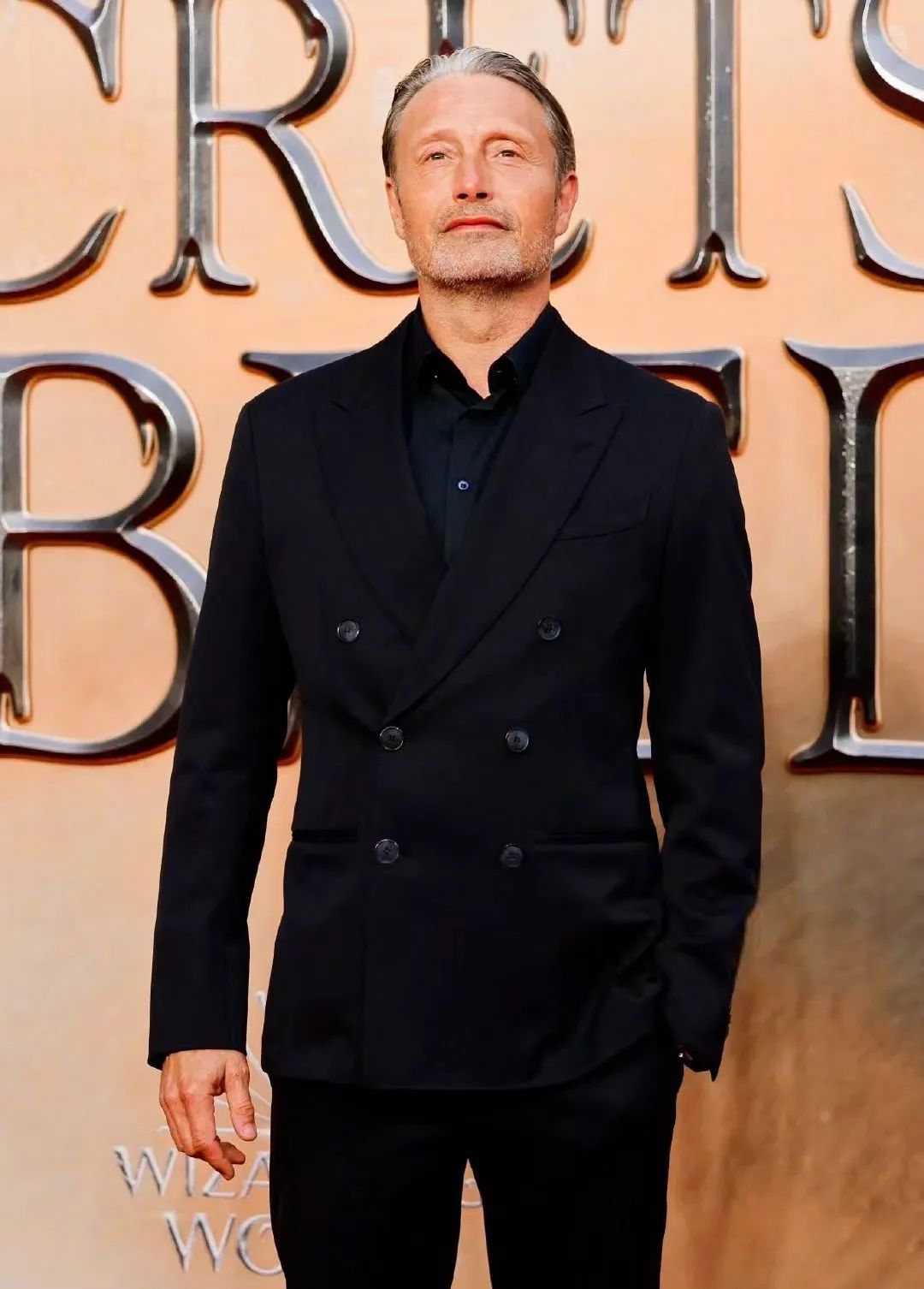 天降性感大叔救下德普的场,裘花红毯气场也输给他,太邪魅了…休闲区蓝鸢梦想 - Www.slyday.coM 天降性感大叔救下德普的场,裘花红毯气场也输给他,太邪魅了…休闲区蓝鸢梦想 - Www.slyday.coM