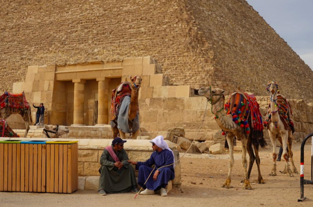 吉萨金字塔景区里聊天的骆驼向导。