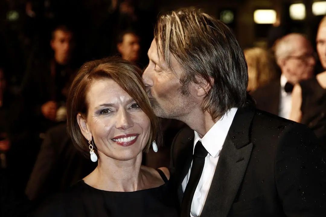 天降性感大叔救下德普的场,裘花红毯气场也输给他,太邪魅了…休闲区蓝鸢梦想 - Www.slyday.coM 天降性感大叔救下德普的场,裘花红毯气场也输给他,太邪魅了…休闲区蓝鸢梦想 - Www.slyday.coM