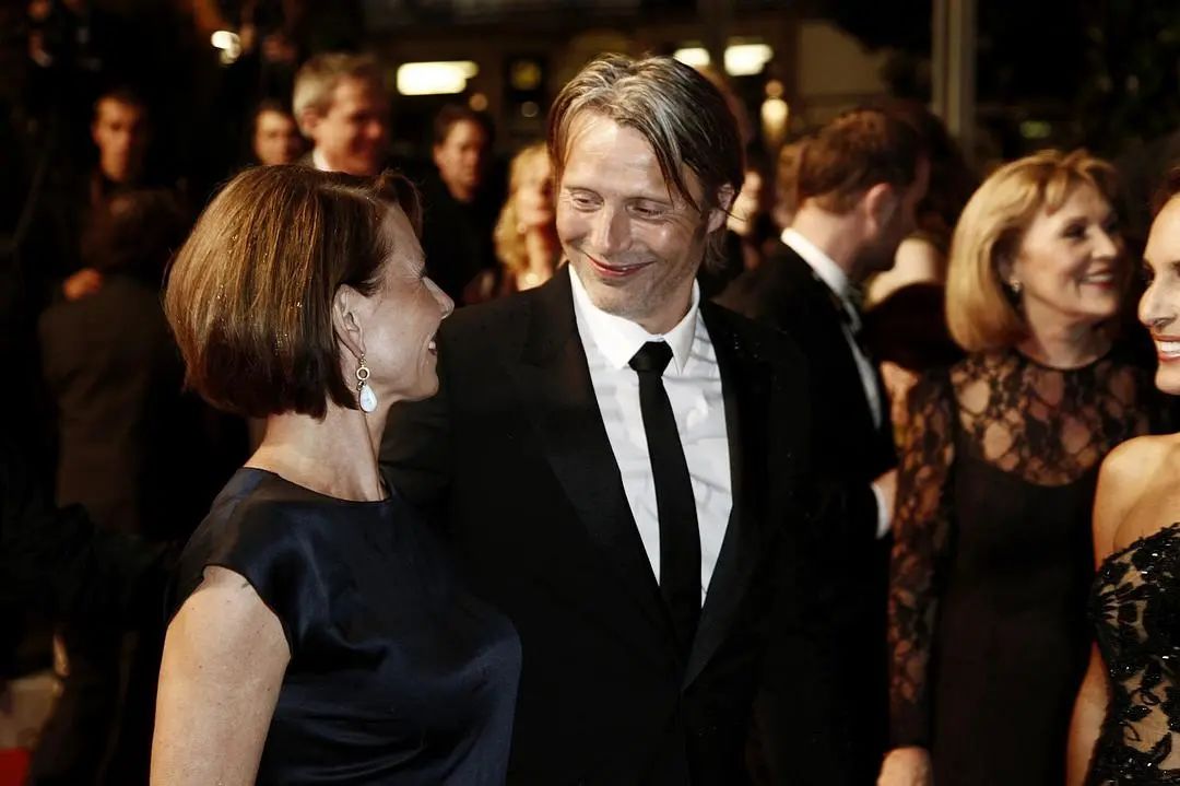 天降性感大叔救下德普的场,裘花红毯气场也输给他,太邪魅了…休闲区蓝鸢梦想 - Www.slyday.coM 天降性感大叔救下德普的场,裘花红毯气场也输给他,太邪魅了…休闲区蓝鸢梦想 - Www.slyday.coM