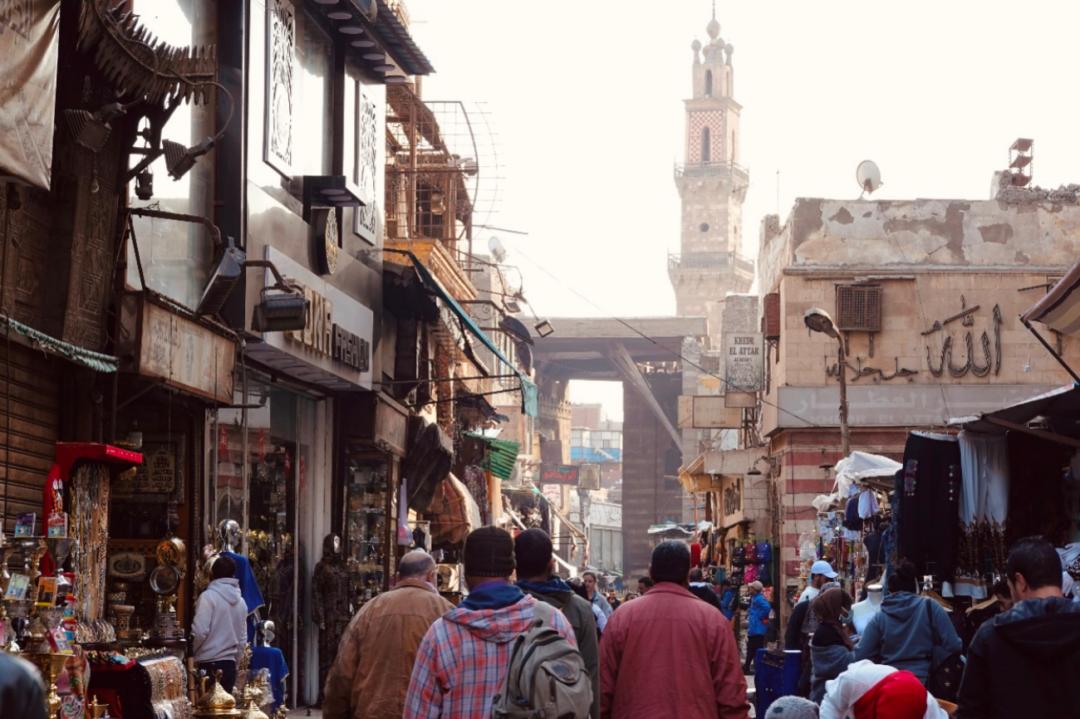 人头攒动的埃及工艺品市场哈里里市场。