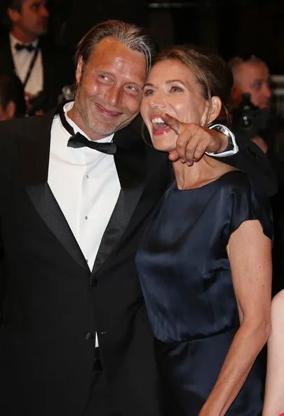 天降性感大叔救下德普的场,裘花红毯气场也输给他,太邪魅了…休闲区蓝鸢梦想 - Www.slyday.coM 天降性感大叔救下德普的场,裘花红毯气场也输给他,太邪魅了…休闲区蓝鸢梦想 - Www.slyday.coM