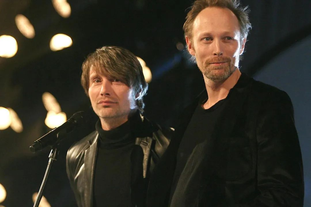 天降性感大叔救下德普的场,裘花红毯气场也输给他,太邪魅了…休闲区蓝鸢梦想 - Www.slyday.coM 天降性感大叔救下德普的场,裘花红毯气场也输给他,太邪魅了…休闲区蓝鸢梦想 - Www.slyday.coM