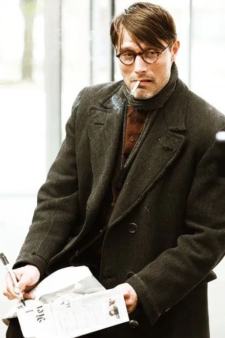 天降性感大叔救下德普的场,裘花红毯气场也输给他,太邪魅了…休闲区蓝鸢梦想 - Www.slyday.coM 天降性感大叔救下德普的场,裘花红毯气场也输给他,太邪魅了…休闲区蓝鸢梦想 - Www.slyday.coM