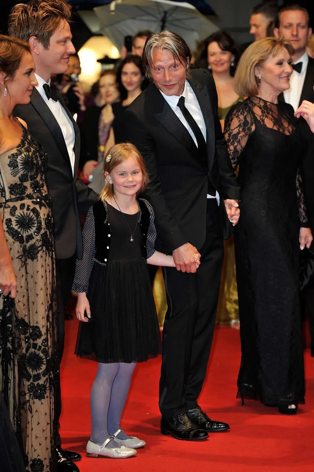 天降性感大叔救下德普的场,裘花红毯气场也输给他,太邪魅了…休闲区蓝鸢梦想 - Www.slyday.coM 天降性感大叔救下德普的场,裘花红毯气场也输给他,太邪魅了…休闲区蓝鸢梦想 - Www.slyday.coM