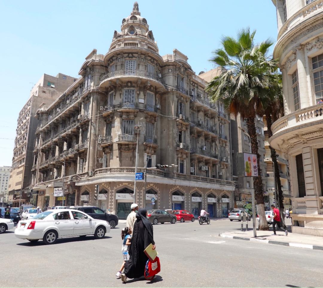 埃及解放广场附近的建筑和行人。